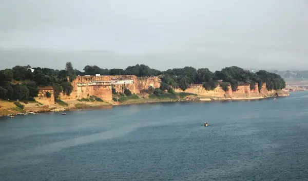 Allahabad Fort — Akbar's largest Mughal fort (1583) on the Yamuna, Prayagraj