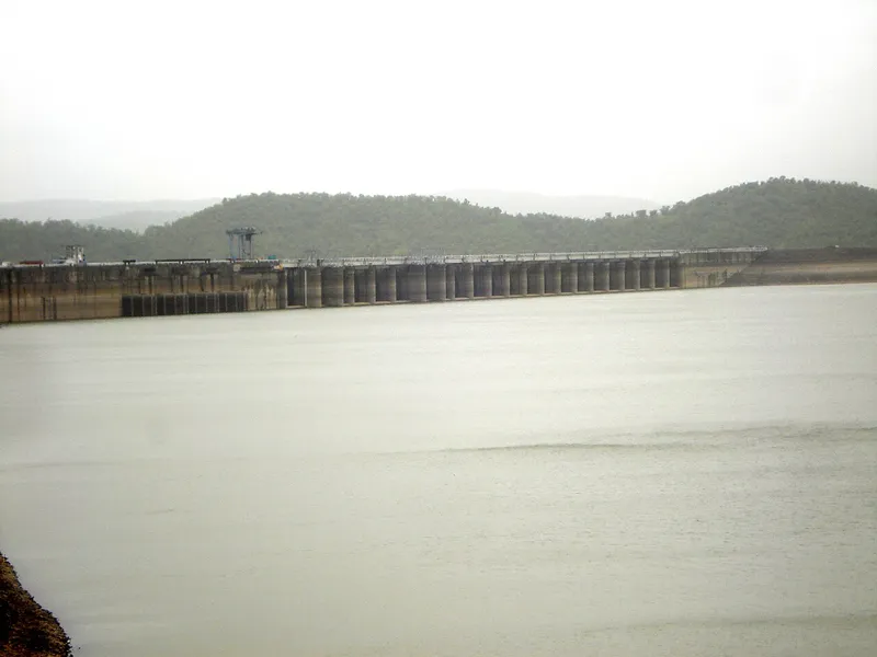 Ukai Dam, Tapi